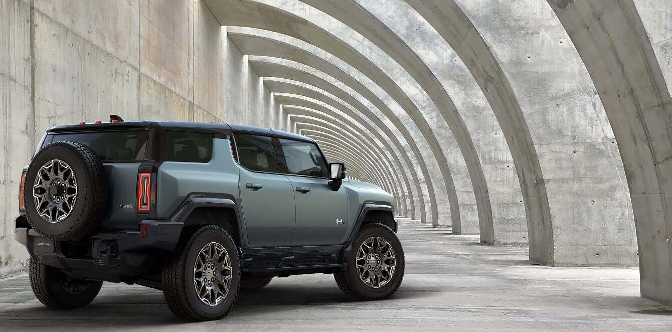 ¿Qué tan pesado es el Hummer SUV EV y cuál es su capacidad de remolque?