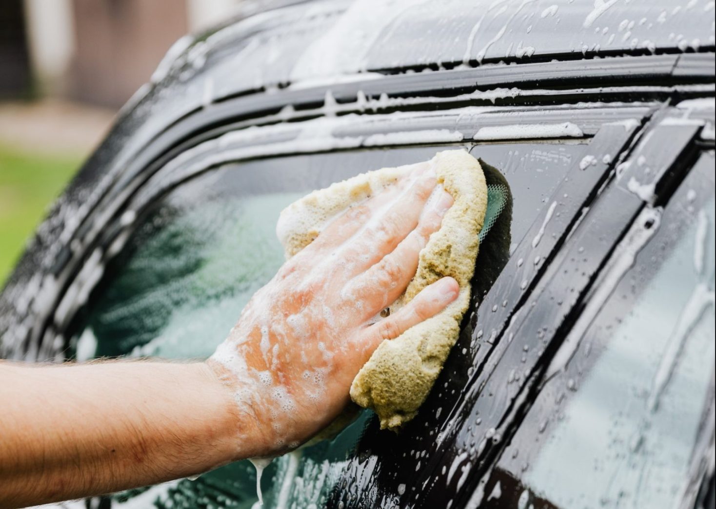 lavage de voiture à la main