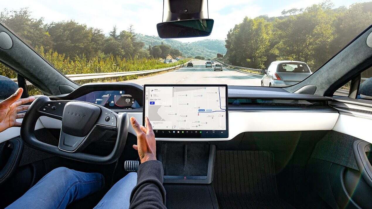 YouTuber MKBHD pilote la nouvelle version bêta de Tesla FSD sur l'autoroute