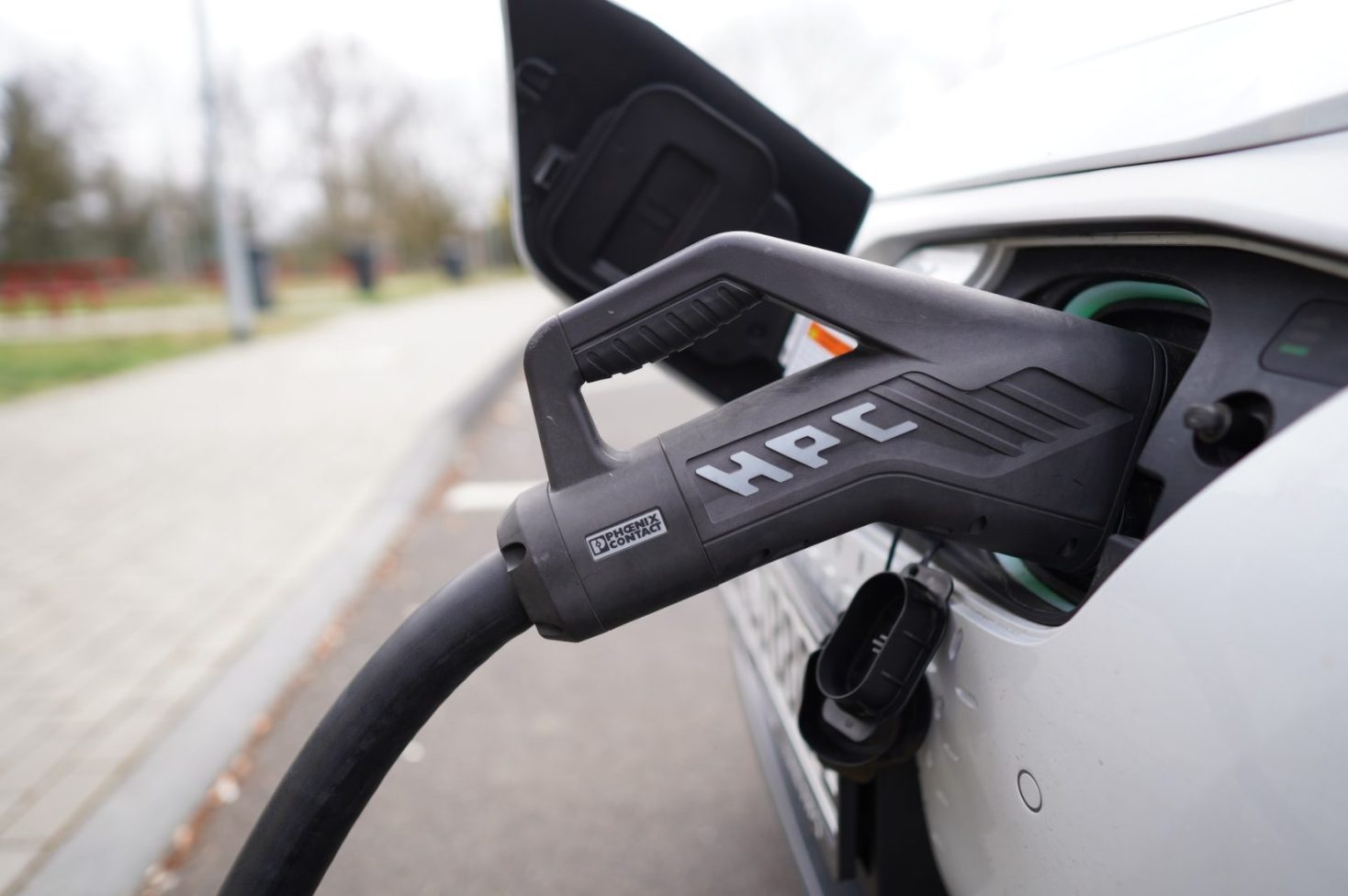 Electric Car Owners: Simple Steps to Save on Charging Costs