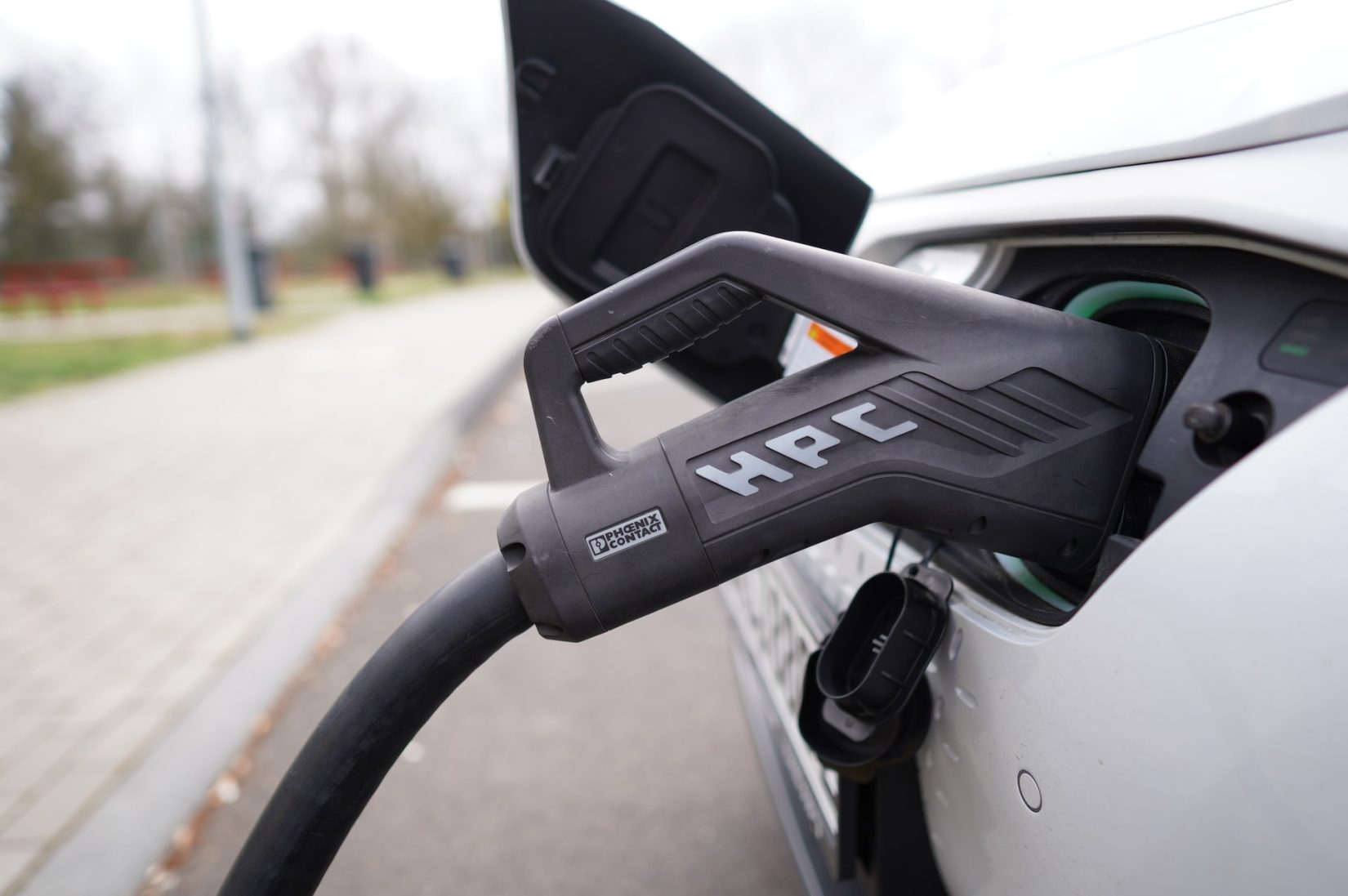 Propriétaires de voitures électriques : des étapes simples pour économiser sur les coûts de recharge