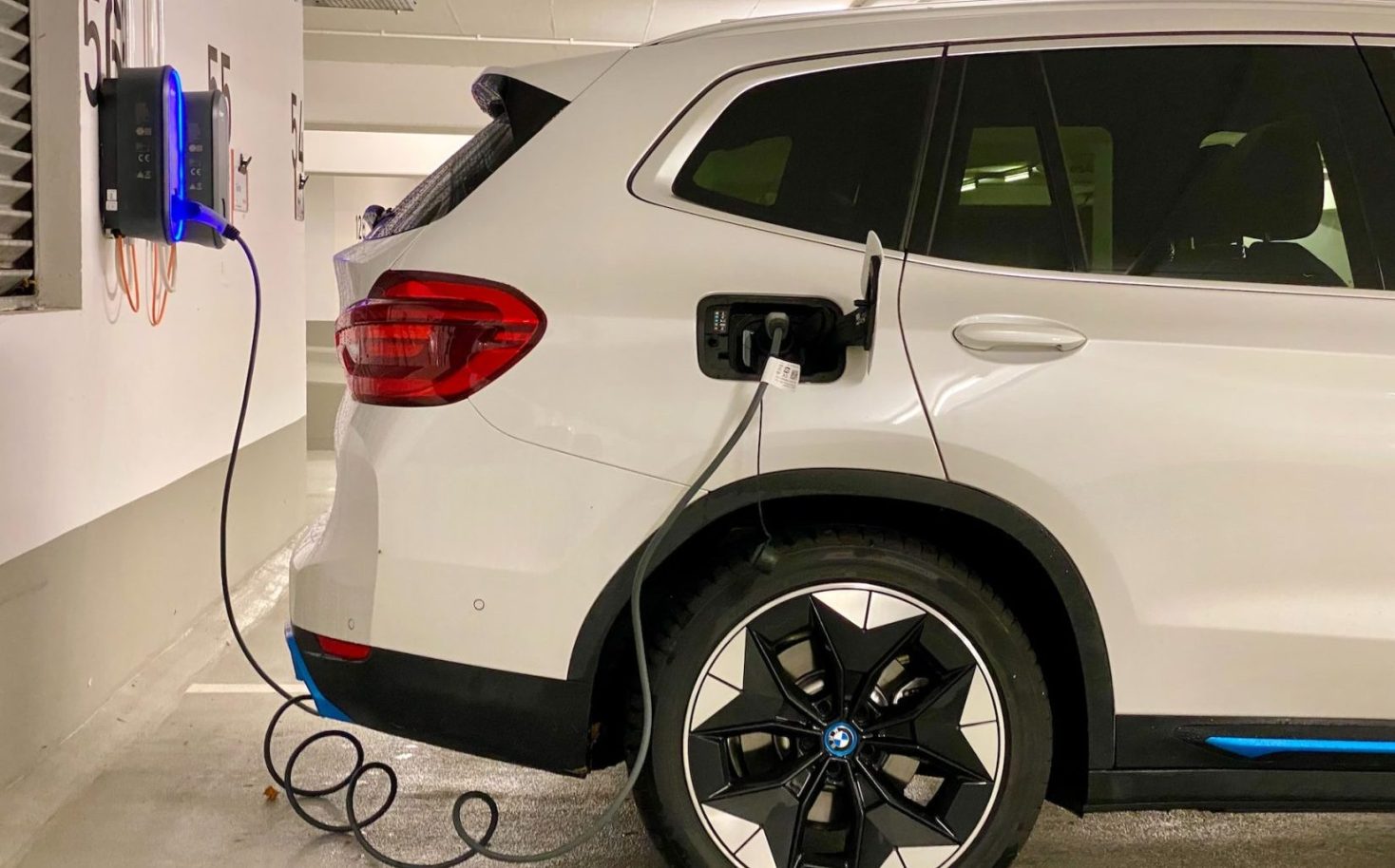 Dois-je laisser la batterie de mon EV & #039; se vider complètement avant de charger