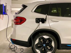 Should I Let My EV's Battery Fully Drain Before Charging