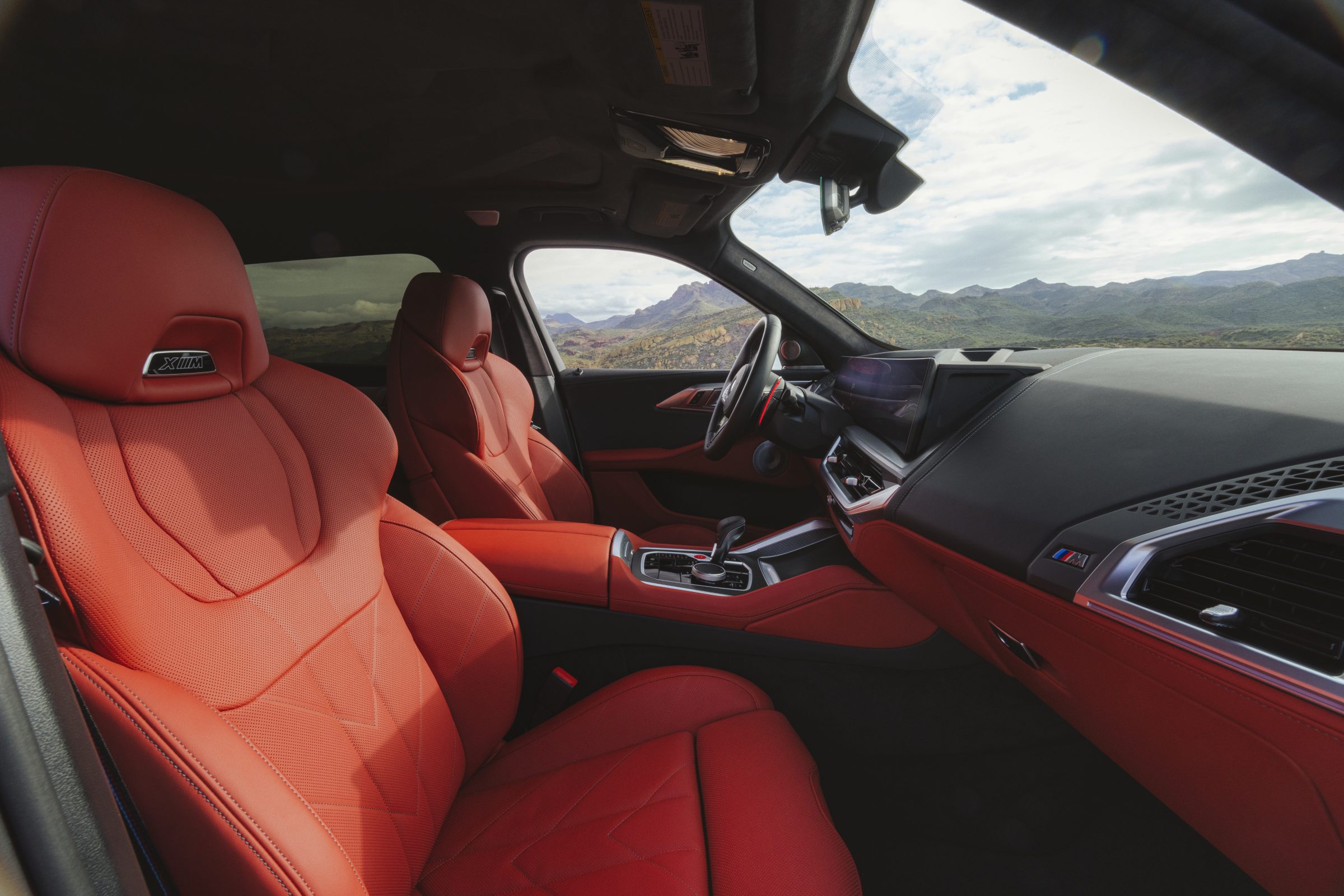 Interior del SUV BMW XM 2023 con asientos rojos