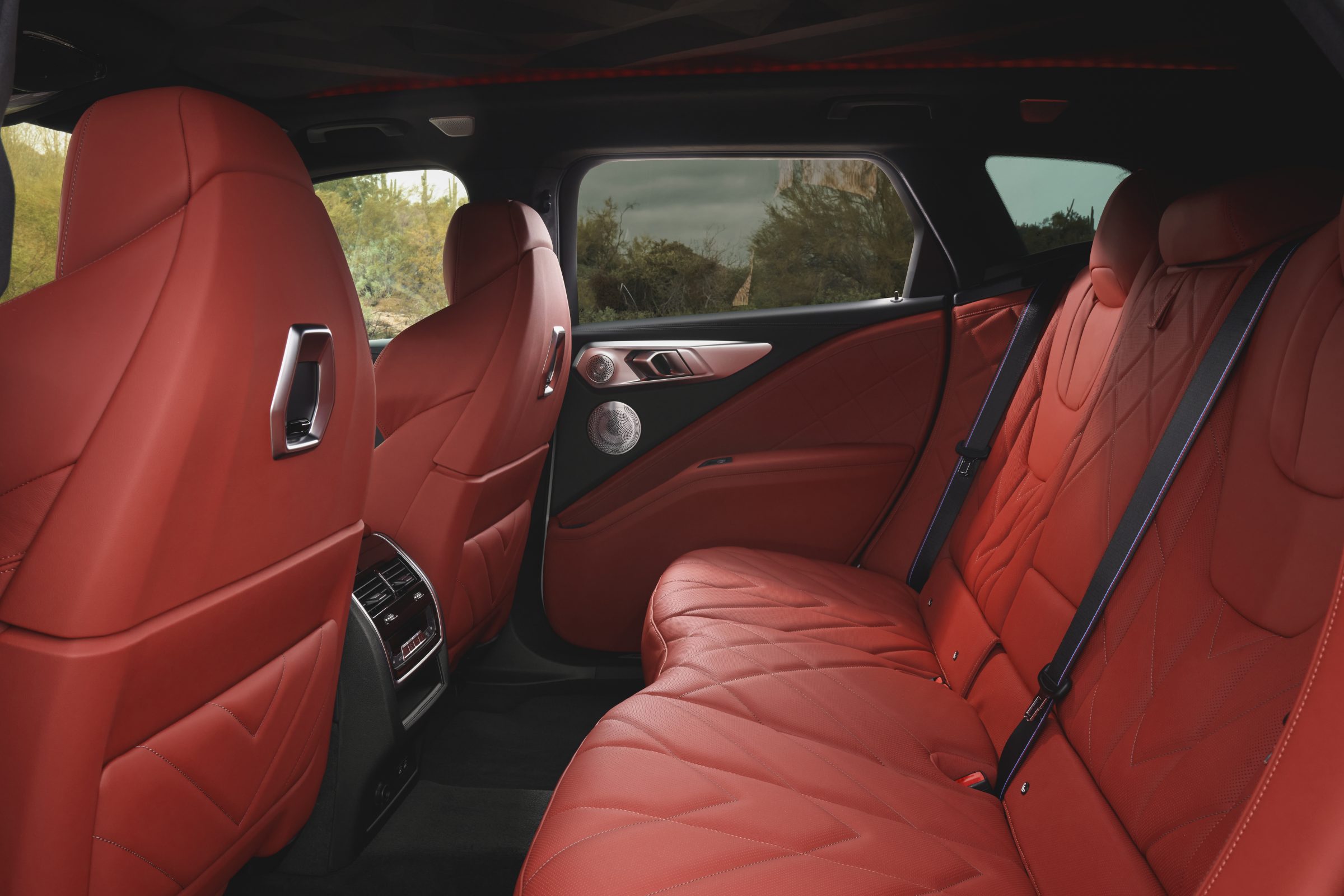 Interior del SUV BMW XM 2023 rojo