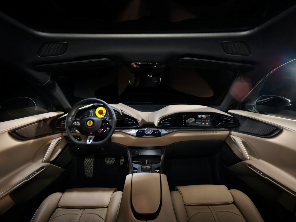 Tableau de bord intérieur du SUV Ferrari Purosangue 2023