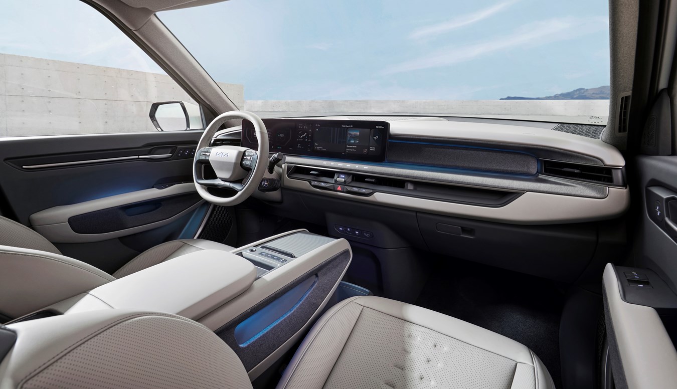 Las pantallas panorámicas envolventes y curvas son la tecnología imprescindible del futuro para los próximos modelos de automóviles