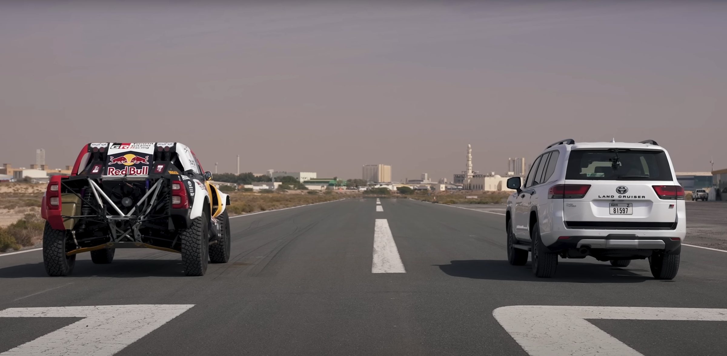 Carwow compite con un Toyota GR Dakar Hilux y un Land Cruiser GR Sport