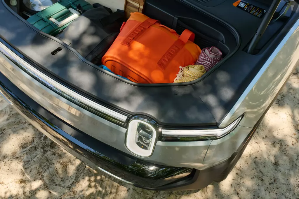 2024 Rivian R1T Dual Max storage